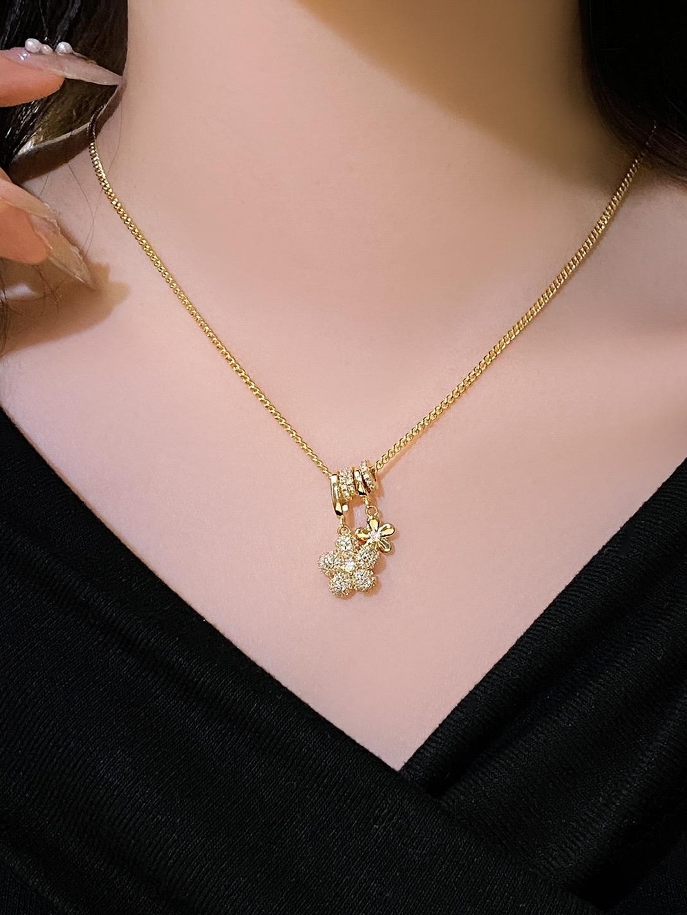 Gold Flower Pendant Necklace - Elegant Women's Jewelry